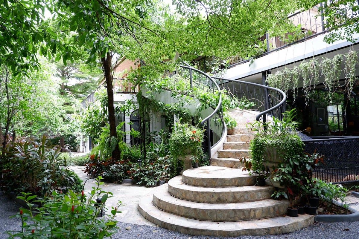 The Gardens of Dinsor Palace gallery 6