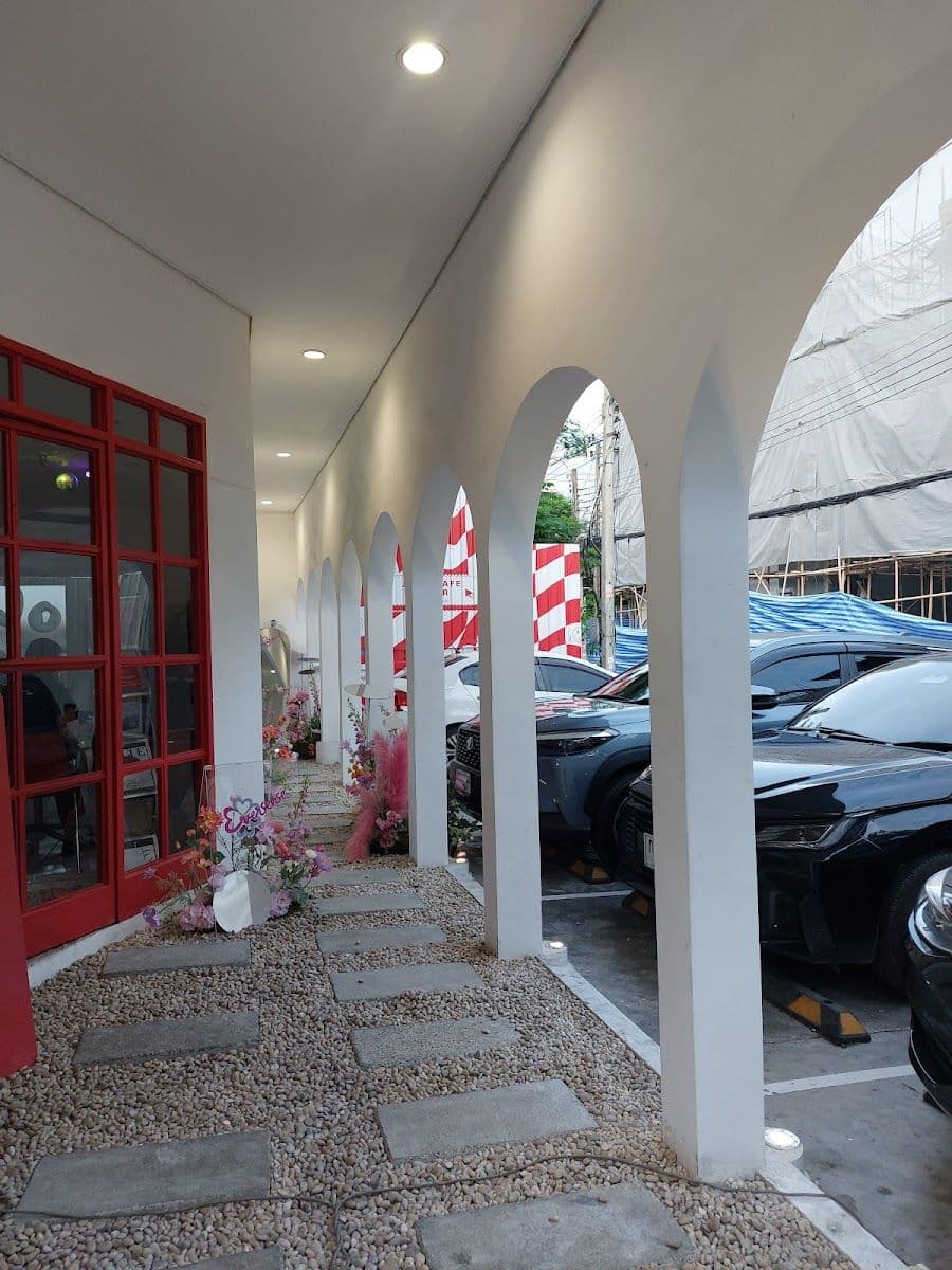 Jolie cafe & bar gallery 7
