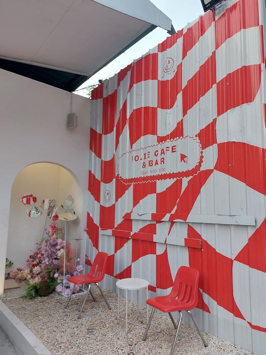 Jolie cafe & bar gallery 8