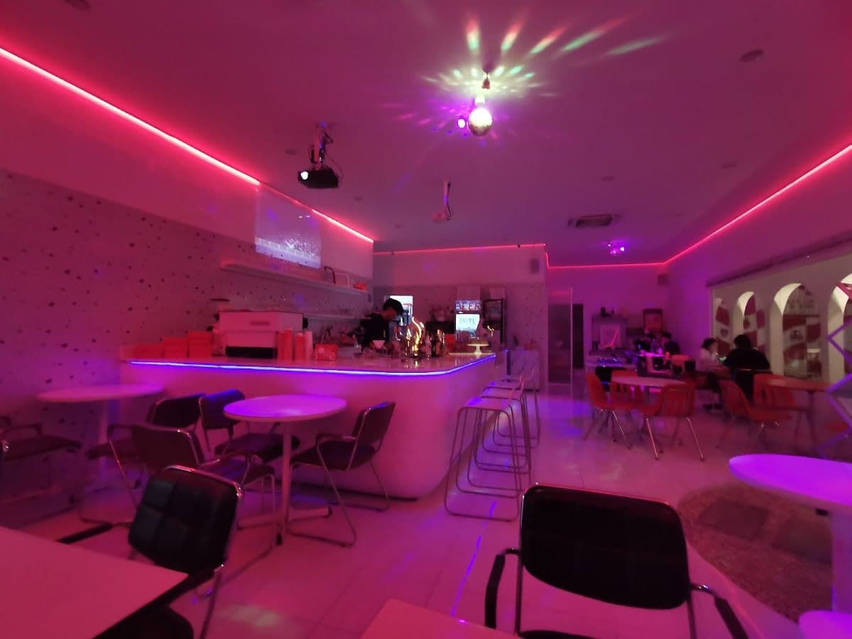Jolie cafe & bar gallery 9