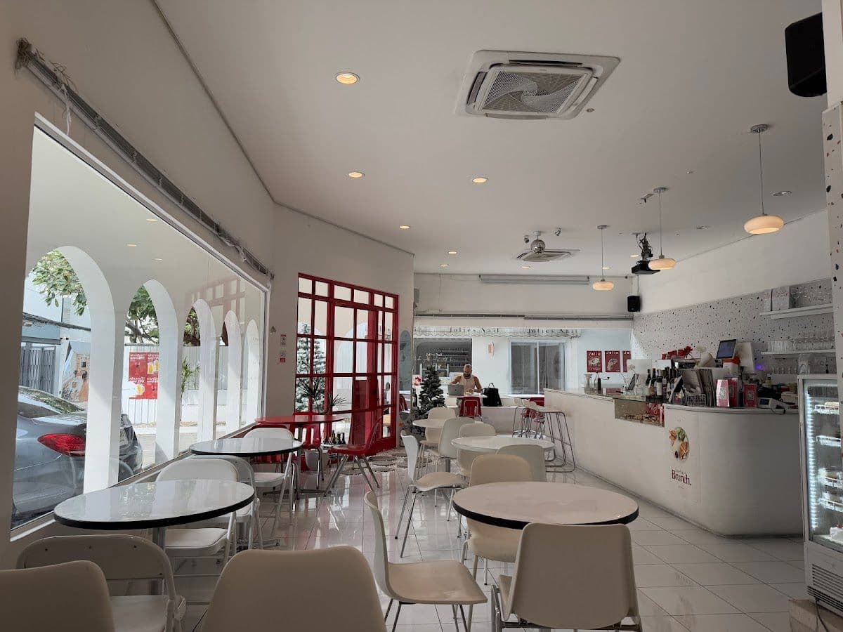 Jolie cafe & bar image 2