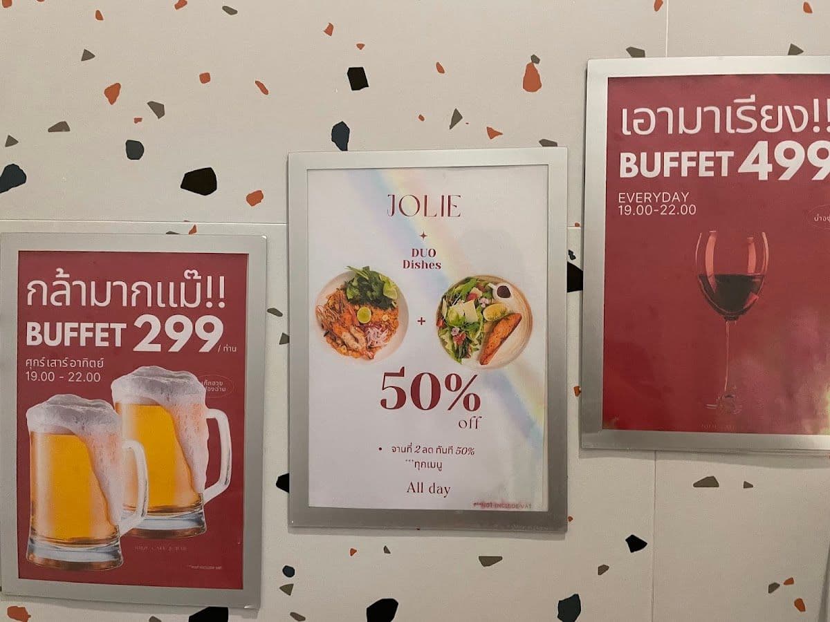 Jolie cafe & bar gallery 10